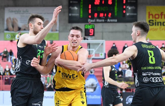 Basketball 2 Bundesliga 2020 2021 22 game day at Paul Horn Arena Tigers Tuebingen Team Ehinge Urspring 17 03 2022 Ryan Richard Mikesell center, Tigers vs Daniel Zdravevski li, Team Ehinge Urspring and Jonathan Diederich r, Team Ehinge Urspring