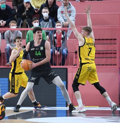 Basketball 2 Bundesliga 2020 2021 22 matchday at Paul Horn Arena Tigers Tuebingen Team Ehinge Urspring 17 03 2022 Bernat Sanchez center, Team Ehinge Urspring vs Timo Lanmueller r, Tigers and Gianni Otto li, Tigers