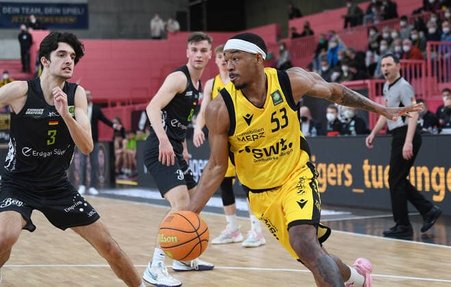 Basketball 2 Bundesliga 2020 2021 22 game day at Paul Horn Arena Tigers Tuebingen Team Ehinge Urspring 17 03 2022 Tim Martinez purl, Team Ehinge Urspring vs. Isaiah Crawley rh, Tigers