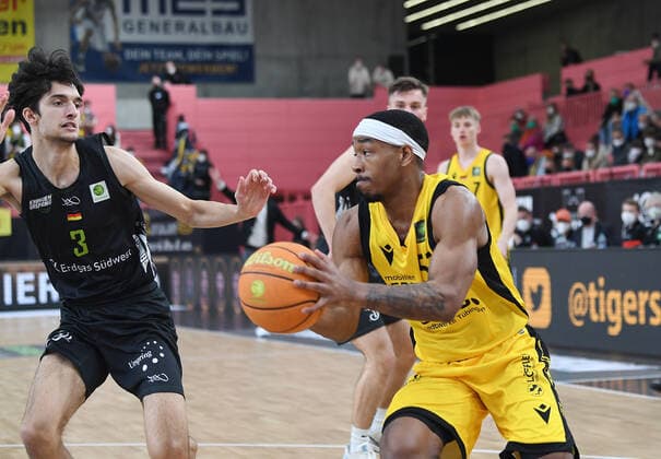 Basketball 2 Bundesliga 2020 2021 22 game day at Paul Horn Arena Tigers Tuebingen Team Ehinge Urspring 17 03 2022 Tim Martinez purl, Team Ehinge Urspring vs. Isaiah Crawley rh, Tigers
