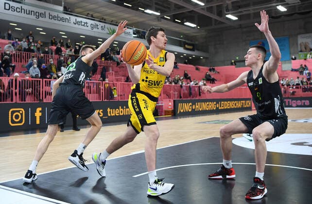 Basketball 2 Bundesliga 2020 2021 22 Matchday at Paul Horn Arena Tigers Tuebingen Team Ehinge Urspring 17 03 2022 Till Joenke center, Tigers vs Daniel Zdravevski li, Team Ehinge Urspring and Maximilian Langenfeld r, Team Ehinge Urspring
