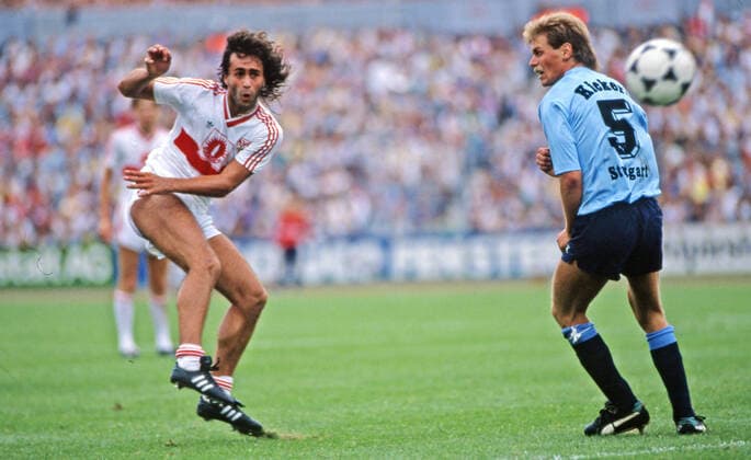 20.08.88 VfB Stuttgart - Stuttgarter Kickers Deutschland, Stuttgart, 20.08.1988, Fussball, Bundesliga, VfB Stuttgart - Stuttgarter Kickers (4:0): v.l. Maurizio Gaudino (VfB Stuttgart), Alfred Schön (Stuttgarter Kickers). *** 20 08 88 VfB Stuttgart Stuttgarter Kickers Germany, Stuttgart, 20 08 1988, Football, Bundesliga, VfB Stuttgart Stuttgarter Kickers 4 0 v l Maurizio Gaudino VfB Stuttgart , Alfred Schön Stuttgarter Kickers