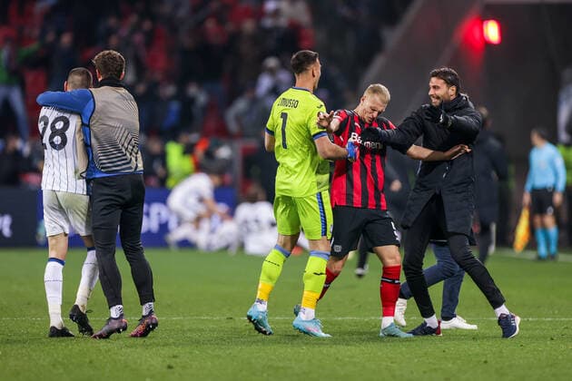 17 03 2022, Football, 2021 2022 season, UEFA Europa League, Round of 16, second leg, Round 2 2, Bayer Leverkusen Atalanta Bergamo, Mitchel Bakker Bayer 04 Leverkusen stands between the cheering players of Atalanta Bergamo, Photo Dennis Ewert RHR PHOTO xRHR PHOTO DEx