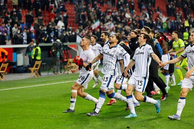 GER, UEFA EL Bayer 04 Leverkusen GER vs Atalanta Bergamo ITA 17 03 2022, BayArena, Leverkusen, Europalegue, group phase, Matchday 5, GER, UEFA EL Bayer 04 Leverkusen GER vs Atalanta Bergamo ITA , in the picture after the match the team runs to the Bergamo corner Juan Musso goalkeeper Bergamo 1 , Marten de Roon Bergamo 15 , Giuseppe Pezzella Bergamo 13 , Remo Freuler Bergamo 11 , Merih Demiral Bergamo 28 , nordphotoxGmBHx xMeuter nph00351