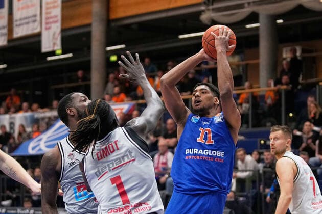 Phillip Fayne II Giessen, 25 , Nuni Omot Giessen, 1 , Kostja Mushidi MBC, 11 , Syntainics MBC vs JobStairs GIESSEN 46ers, Basketball Bundesliga, Maenner, 2021 2022, Nachholspiel, 20 Spieltag, 17 03 2022, Syntainics MBC vs JobStairs GIESSEN 46ers, Basketball Bundesliga, Maenner, 2021 2022, Nachholspiel, 20 Spieltag, 17 03 2022, Weissenfels. Copyright: xEibner-Pressefoto EckehardxSchulzx ep_eer