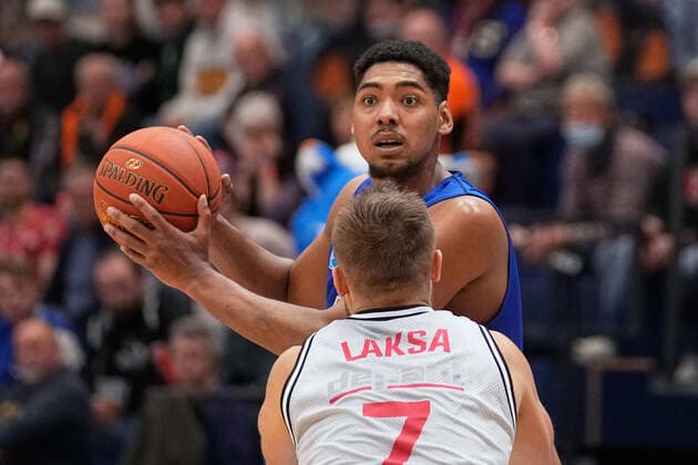 Kostja Mushidi MBC, 11 , Martins Laksa Giessen, 7 , Syntainics MBC vs JobStairs GIESSEN 46ers, Basketball Bundesliga, Men, 2021 2022, Catch-up game, 20 match day, 17 03 2022, Syntainics MBC vs JobStairs GIESSEN 46ers, Basketball Bundesliga, Men, 2021 2022, Catch-up game, 20 match day, 17 03 2022, Weissenfels Copyright: xEibner-Pressefoto EckehardxSchulzx ep_eer