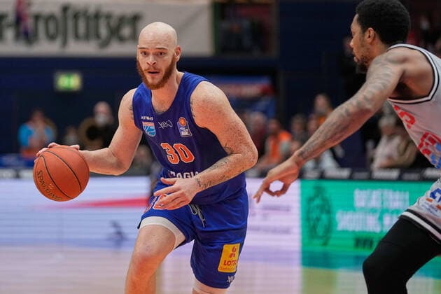 Reggie Upshaw MBC, 30 , Phillip Fayne II Giessen, 25 , Syntainics MBC vs JobStairs GIESSEN 46ers, Basketball Bundesliga, Men, 2021 2022, Catch-up game, 20 match day, 17 03 2022, Syntainics MBC vs JobStairs GIESSEN 46ers, Basketball Bundesliga, Men, 2021 2022, Catch-up game, 20 match day, 17 03 2022, Weissenfels. Copyright: xEibner-Pressefoto EckehardxSchulzx ep_eer