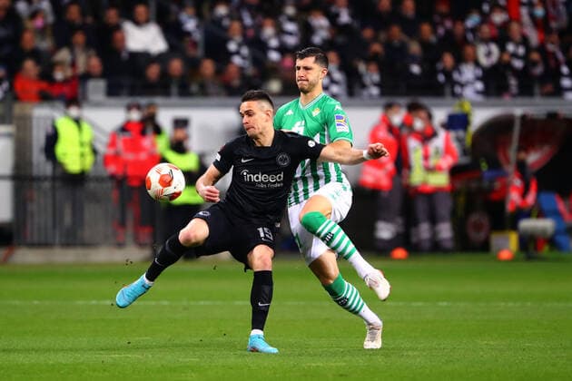 Rafael Borre Frankfurt in duel with Guido Rodriguez Sevilla Eintracht Frankfurt vs Real Betis Balompie, football, Uefa Europa League, 17 03 2022 Eintracht Frankfurt vs Real Betis Balompie, football, Uefa Europa League, 17 03 2022 Frankfurt Copyright: xEibner-Pressefotox EP_RWS