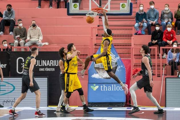 Maxi Langenfeld Ehingen Urspring, 09 , Mateo Seric Tigers Tuebingen, 17 , Isaiah Crawley Tigers Tuebingen, 53 , Bernat Vanaclocha Ehingen Ursping, 44 Tigers Tuebingen vs Ehingen Urspring, 2 Basketball Bundesliga, Pro A, Barmer 2 Basketball, 22 Matchday , Season 2021 2022, 17 03 2022 Tigers Tuebingen vs Ehingen Urspring, 2 Basketball Bundesliga, Pro A, Barmer 2 Basketball, 22 Matchday , Season 2021 2022, 17 03 2022 Tuebingen Copyright: xSvetlanaxKohlmeierx xEibnerxPresx EP_NSR
