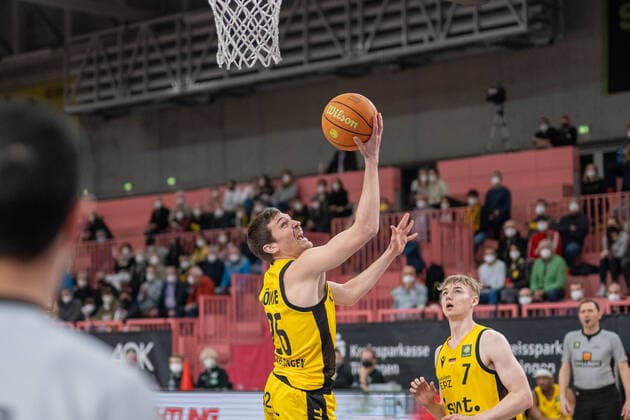 Till Joenke Tigers Tuebingen, 26 , Timo Lanmüller Tigers Tuebingen, 07 Tigers Tuebingen vs Ehingen Urspring, 2 Basketball Bundesliga, Pro A, Barmer 2 Basketball, 22 Spieltag , Spielzeit 2021 2022, 17 03 2022 Tigers Tuebingen vs Ehingen Urspring, 2 Basketball Bundesliga, Pro A, Barmer 2 Basketball, 22 Spieltag , Spielzeit 2021 2022, 17 03 2022 Tuebingen Copyright: xSvetlanaxKohlmeierx xEibnerxPresx EP_NSR