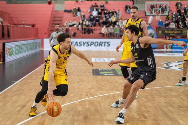 Joanic Gruetner Bacoul TIgers Tuebingen, 50 , Daniel Keppeler Tigers Tuebingen, 31 , Takiula Fahrensohn Ehingen Urspring, 20 Tigers Tuebingen vs Ehingen Urspring, 2 Basketball Bundesliga, Pro A, Barmer 2 Basketball, 22 Spieltag , Spielzeit 2021 2022, 17 03 2022 Tigers Tuebingen vs Ehingen Urspring, 2 Basketball Bundesliga, Pro A, Barmer 2 Basketball, 22 Spieltag , Spielzeit 2021 2022, 17 03 2022 Tuebingen Copyright: xSvetlanaxKohlmeierx xEibnerxPresx EP_NSR