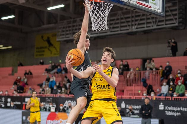 Jakob Hanzalek Ehingen Urspring, 77 , Gianni Otto Tigers Tuebingen, 10 Tigers Tuebingen vs Ehingen Urspring, 2 Basketball Bundesliga, Pro A, Barmer 2 Basketball, 22 Spieltag , Spielzeit 2021 2022, 17 03 2022 Tigers Tuebingen vs Ehingen Urspring, 2 Basketball Bundesliga, Pro A, Barmer 2 Basketball, 22 Spieltag , Spielzeit 2021 2022, 17 03 2022 Tuebingen Copyright: xSvetlanaxKohlmeierx xEibnerxPresx EP_NSR