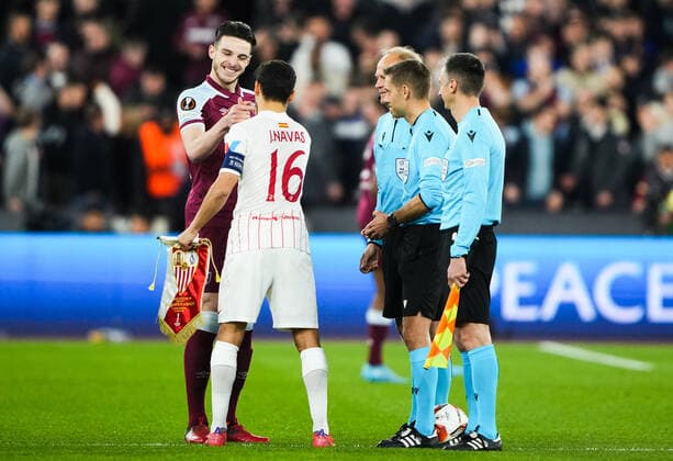 Mandatory Credit: Photo by Jed Leicester Shutterstock (12853355u) referee Clement Turpin looks on as Declan Rice of West Ham United and Jesus Navas of Sevilla shake hands at the coin toss West Ham United v Sevilla, UEFA Europa League, Round of 16, 2nd Leg, Football, The London Stadium, London, UK - 17 Mar 2022 West Ham United v Sevilla, UEFA Europa League, Round of 16, 2nd Leg, Football, The London Stadium, London, UK - 17 Mar 2022 Copyright: xJedxLeicester Shutterstockx 12853355u
