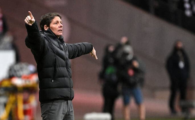 17 03 2022, xjhx, football UEFA Europa League, Eintracht Frankfurt Real Betis Sevilla emspor, v l coach Oliver Glasner Eintracht Frankfurt zautz gestures gives instructions DFL DFB REGULATES PROHIBIT ANY USE OF PHOTOGRAPHS as IMAGE SEQUENCES and or QUASI VIDEO Frankfurt am Main