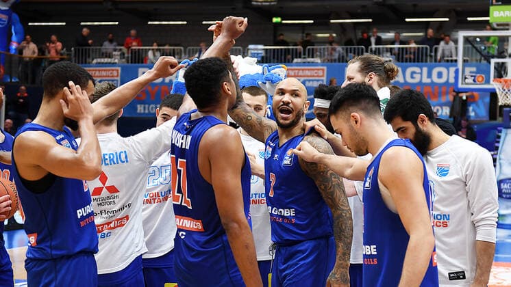 Basketball, 1 Bundesliga, Saison 2021 2022, Nachholspiel 20 Spieltag, SYNTAINICS MBC Mitteldeutscher Basketball Club Weissenfels vs JobStairs GIESSEN 46ers 17 03 2022 Jubilation among the players of the MBC after the 91 89 victory in the game Weissenfels vs JobStairs Giessen 46ers 17 03 2022 It cheer u a v l n r Jamel Morris Guard MBC Weissenfels, Rueckennummer 20 , Vincent Friederici Guard MBC Weissenfels, back number 24 , Kostja Mushidi Weissenfels, back number 11 , Sergio Kerusch Forward MBC Weissenfels, back number 7 , Nikola Rebic Guard MBC Weissenfels, back number 44 , John Bryant Center Weissenfels, back number 54 , Behnam Yakhchali Guard MBC Weissenfels, back number 88 Weißenfels Sachsen Anhalt Germany Stadthalle Weißenfels