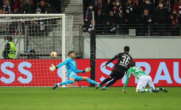 17 03 2022, Football UEFA Europa League, Eintracht Frankfurt Real Betis Sevilla, emonline, emspor, v l , Ansgar Knauff Eintracht Frankfurt misses the 1 0 DFL DFB REGULATES PROHIBIT ANY USE OF PHOTOGRAPHS AS IMAGE SEQUENCES AND OR QUASI VIDEO xdcx Copyright: HMBxMedia