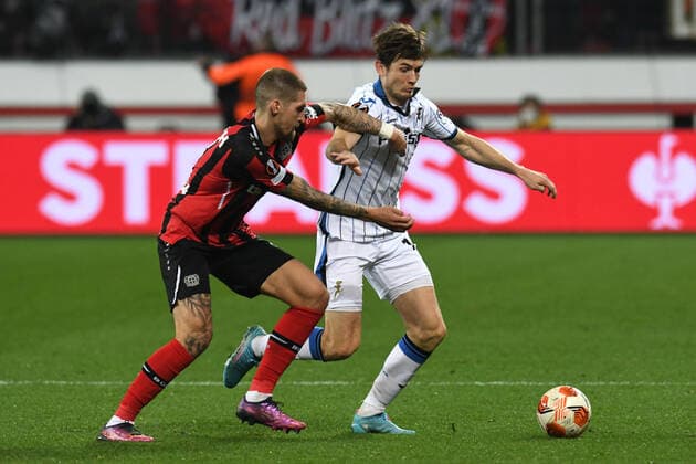 Robert Andrich Bayer 04 Leverkusen in duel with Marten de Roon Atalanta Bergamo 17 03 2022, Football, European League, Bayer 04 Leverkusen vs Atalanta Bergamo UEFA REGULATES PROHIBIT ANY USE OF PHOTOGRAPHS AS IMAGE SEQUENCES AND OR QUASI VIDEO 17 03 2022, Football, European League, Bayer 04 Leverkusen vs Atalanta Bergamo Leverkusen Copyright: xEibner-Pressefotox