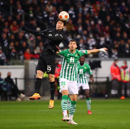 Daichi Kamada Frankfurt in duel with Guido Rodriguez Sevilla Eintracht Frankfurt vs Real Betis Balompie, football, Uefa Europa League, 17 03 2022 Eintracht Frankfurt vs Real Betis Balompie, football, Uefa Europa League, 17 03 2022 Frankfurt Copyright: xEibner-Pressefotox EP_RWS