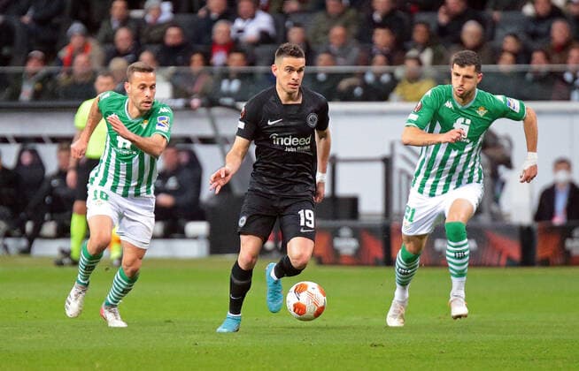 17 03 2022, xovx, soccer UEFA Europa League, Eintracht Frankfurt Betis Sevilla v l Sergio Canales Real Betis Sevilla , Rafael Borre Eintracht Frankfurt , Guido Rodriguez Real Betis Sevilla emspor Frankfurt