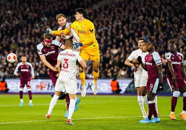 Mandatory Credit: Photo by Jed Leicester Shutterstock (12853355ae) Goalkeeper Yassine Bounou of Sevilla punches clear from Craig Dawson and Tomas Soucek of West Ham United West Ham United v Sevilla, UEFA Europa League, Round of 16, 2nd Leg, Football, The London Stadium, London, UK - 17 Mar 2022 West Ham United v Sevilla, UEFA Europa League, Round of 16, 2nd Leg, Football, The London Stadium, London, UK - 17 Mar 2022 Copyright: xJedxLeicester Shutterstockx 12853355ae