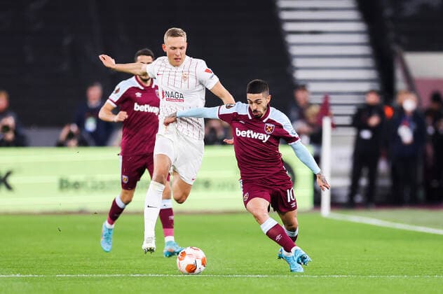 Mandatory Credit: Photo by Simon Dael Shutterstock (12853358ab) Manuel Lanzini of West Ham United and Ludwig Augustinsson of Sevilla West Ham United v Sevilla, UEFA Europa League, Round of 16, 2nd Leg, Football, The London Stadium, London, UK - 17 Mar 2022 West Ham United v Sevilla, UEFA Europa League, Round of 16, 2nd Leg, Football, The London Stadium, London, UK - 17 Mar 2022 Copyright: xSimonxDael Shutterstockx 12853358ab