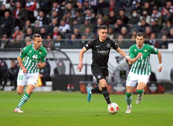 17 03 2022, xovx, soccer UEFA Europa League, Eintracht Frankfurt Betis Sevilla v l Sergio Canales Real Betis Sevilla , Rafael Borre Eintracht Frankfurt , Guido Rodriguez Real Betis Sevilla emspor Frankfurt