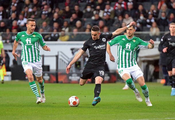 17 03 2022, xovx, soccer UEFA Europa League, Eintracht Frankfurt Betis Sevilla v l Sergio Canales Real Betis Sevilla , Rafael Borre Eintracht Frankfurt , Guido Rodriguez Real Betis Sevilla emspor Frankfurt