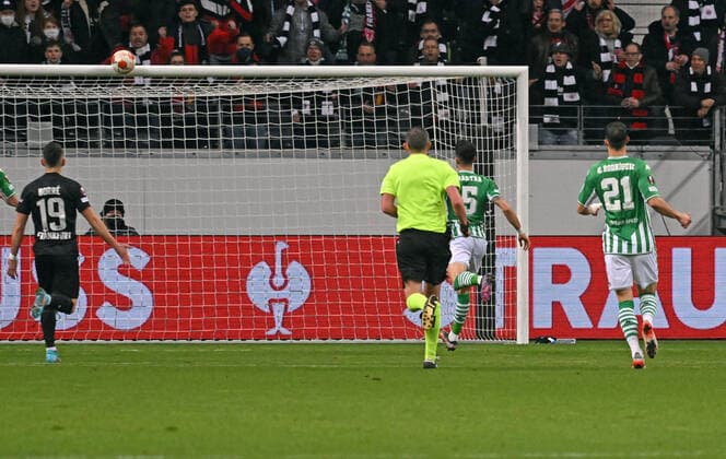 17 03 2022, xjhx, football UEFA Europa League, Eintracht Frankfurt Real Betis Sevilla emspor, v l crossbar Ansgar Knauff Eintracht Frankfurt DFL DFB REGULATES PROHIBIT ANY USE OF PHOTOGRAPHS as IMAGE SEQUENCES and or QUASI VIDEO Frankfurt am Main