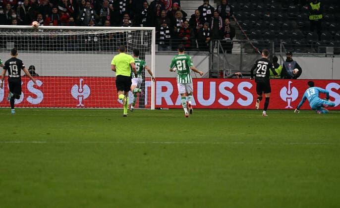 17 03 2022, xjhx, football UEFA Europa League, Eintracht Frankfurt Real Betis Sevilla emspor, v l crossbar Ansgar Knauff Eintracht Frankfurt DFL DFB REGULATES PROHIBIT ANY USE OF PHOTOGRAPHS as IMAGE SEQUENCES and or QUASI VIDEO Frankfurt am Main