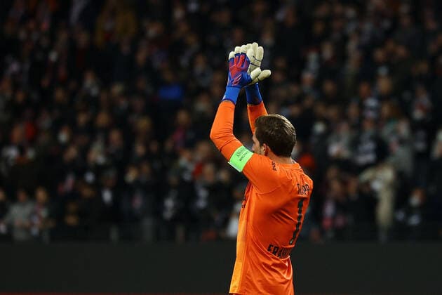 Frankfurt am Main, 17 03 2022 xjfx football UEFA Europa League, Eintracht Frankfurt Real Betis Sevilla emspor, emonline, v l , goalkeeper, goalkeeper Kevin Trapp Eintracht Frankfurt thanks, gives instructions, gestures, gesticulate with arms gives instructions, gesticulate Copyright: JoaquimxFerreira