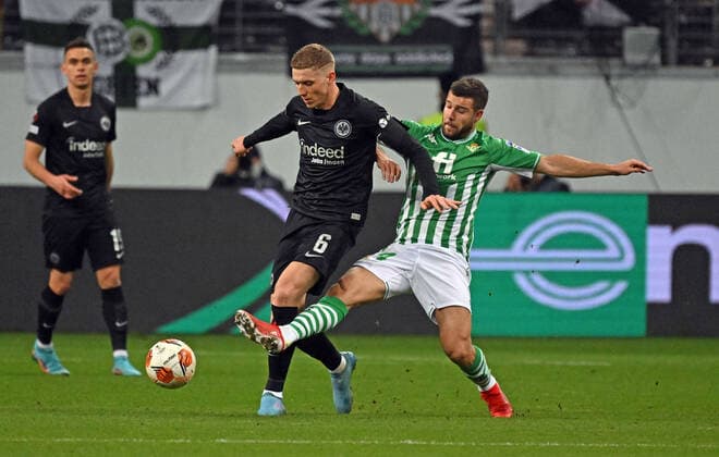 17 03 2022, xjhx, football UEFA Europa League, Eintracht Frankfurt Real Betis Sevilla emspor, v l Kristijan Jakic Eintracht Frankfurt Aitor Ruibal Real Betis Sevilla Zweikampf, action, battle for the ball DFL DFB REGULATIONS PROHIBIT ANY USE OF PHOTOGRAPHS AS IMAGE SEQUENCES AND OR QUASI VIDEO Frankfurt am Main