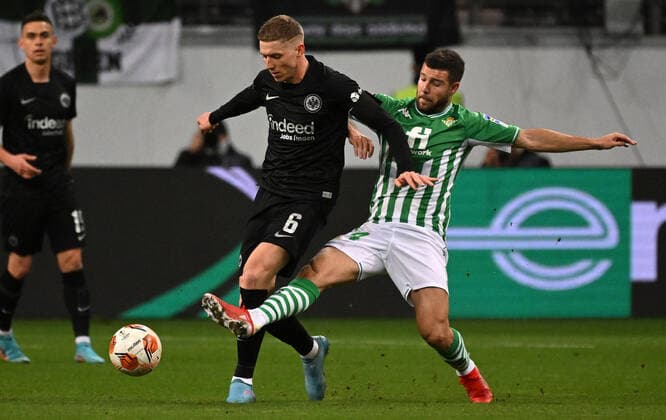 17 03 2022, xjhx, football UEFA Europa League, Eintracht Frankfurt Real Betis Sevilla emspor, v l Kristijan Jakic Eintracht Frankfurt Aitor Ruibal Real Betis Sevilla Zweikampf, action, battle for the ball DFL DFB REGULATIONS PROHIBIT ANY USE OF PHOTOGRAPHS AS IMAGE SEQUENCES AND OR QUASI VIDEO Frankfurt am Main
