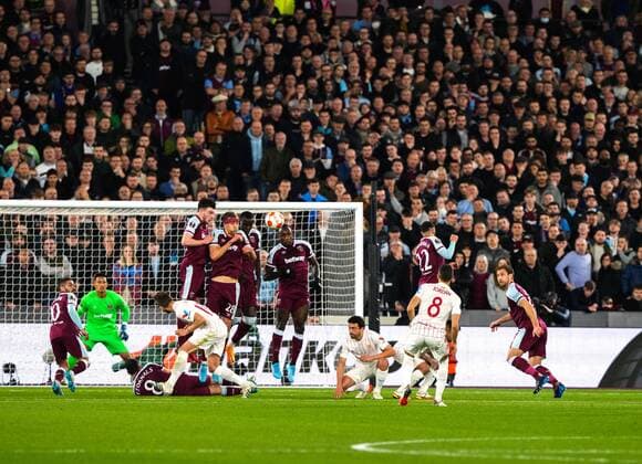 Mandatory Credit: Photo by Jed Leicester Shutterstock (12853355an) Joan Jordan of Sevilla s free kick is blocked by the West Ham United wall West Ham United v Sevilla, UEFA Europa League, Round of 16, 2nd Leg, Football, The London Stadium, London, UK - 17 Mar 2022 West Ham United v Sevilla, UEFA Europa League, Round of 16, 2nd Leg, Football, The London Stadium, London, UK - 17 Mar 2022 Copyright: xJedxLeicester Shutterstockx 12853355an