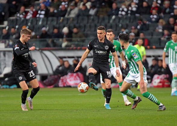 17 03 2022, xovx, soccer UEFA Europa League, Eintracht Frankfurt Betis Sevilla v l Jesper Lindström Eintracht Frankfurt , Rafael Borre Eintracht Frankfurt , Guido Rodriguez Real Betis Sevilla , Marc Bartra Real Betis Sevilla emspor Frankfurt