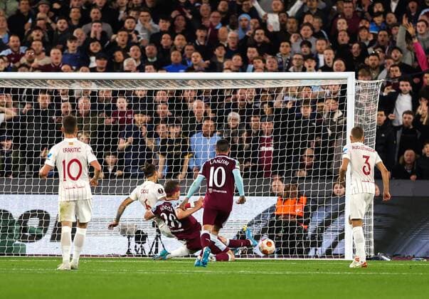 Mandatory Credit: Photo by Simon Dael Shutterstock (12853358aj) Tomas Soucek of West Ham United is inches away from opening the scoring 0-0 West Ham United v Sevilla, UEFA Europa League, Round of 16, 2nd Leg, Football, The London Stadium, London, UK - 17 Mar 2022 West Ham United v Sevilla, UEFA Europa League, Round of 16, 2nd Leg, Football, The London Stadium, London, UK - 17 Mar 2022 Copyright: xSimonxDael Shutterstockx 12853358aj