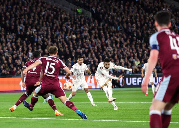 Mandatory Credit: Photo by Simon Dael Shutterstock (12853358al) Yousseff En-Nesyri of Sevilla shoots at goal as Kurt Zouma and Craig Dawson of West Ham United block West Ham United v Sevilla, UEFA Europa League, Round of 16, 2nd Leg, Football, The London Stadium, London, UK - 17 Mar 2022 West Ham United v Sevilla, UEFA Europa League, Round of 16, 2nd Leg, Football, The London Stadium, London, UK - 17 Mar 2022 Copyright: xSimonxDael Shutterstockx 12853358al