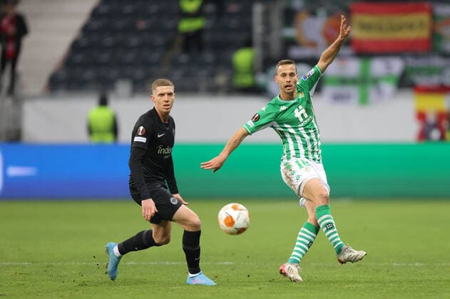 Eintracht Frankfurt Real Betis Sevilla, UEFA Europa League Sergio Canales Betis Sevilla, 10 , left background Kristijan Jakic Eintracht Frankfurt, 6 UEFA Europa League round of 16 second leg match between Eintracht Frankfurt and Real Betis Sevilla on 13 March 2022 at Deutsche Bank Park in Frankfurt am Main , Frankfurt am Main Hesse Germany Deutsche Bank Park