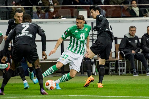 UEFA Europa League, Eintracht Frankfurt vs Real Betis Sevilla, Frankfurt, Deutsche Bank Park, 17 3 2022 Joaquin Real Betis Sevilla 17 Daichi Kamada Eintracht Frankfurt 15 , Eintracht Frankfurt vs Real Betis Sevilla, Frankfurt, Deutsche Bank Park, 17 3 2022 Copyright: xBEAUTIFULxSPORTS Gawlikx
