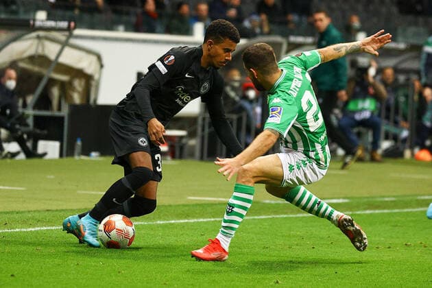 Frankfurt am Main, 17 03 2022 xjfx football UEFA Europa League, Eintracht Frankfurt Real Betis Sevilla emspor, emonline, v l , Ansgar Knauff Eintracht Frankfurt , Aitor Ruibal Real Betis Sevilla , duel, action, action, Battles for the Ball Copyright: JoaquimxFerreira