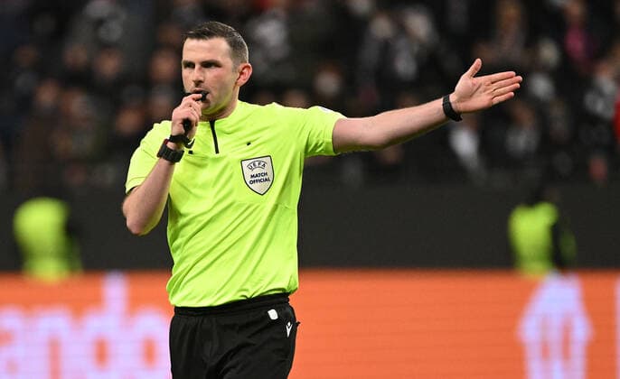 17 03 2022, xjhx, football UEFA Europa League, Eintracht Frankfurt Real Betis Sevilla emspor, v l referee Michael Oliver England gestures gives instructions DFL DFB REGULATES PROHIBIT ANY USE OF PHOTOGRAPHS as IMAGE SEQUENCES and or QUASI VIDEO Frankfurt am Main