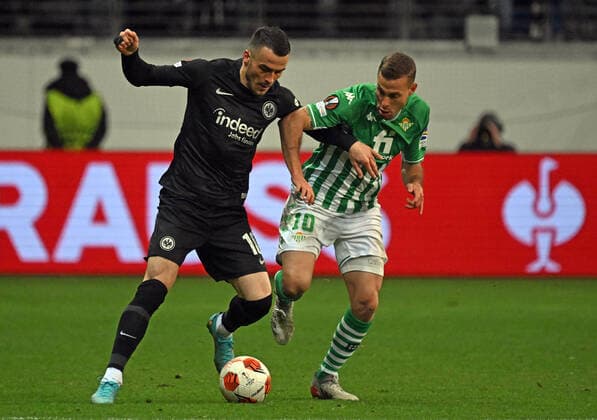 17 03 2022, xjhx, football UEFA Europa League, Eintracht Frankfurt Real Betis Sevilla emspor, v l Filip Kostic Eintracht Frankfurt Sergio Canales Real Betis Sevilla Zweikampf, action, battle for the ball DFL DFB REGULATIONS PROHIBIT ANY USE OF PHOTOGRAPHS AS IMAGE SEQUENCES AND OR QUASI VIDEO Frankfurt am Main