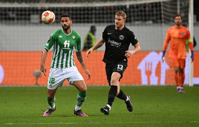 17 03 2022, xjhx, football UEFA Europa League, Eintracht Frankfurt Real Betis Sevilla emspor, v l William Jose Real Betis Sevilla Martin Hinteregger Eintracht Frankfurt zautz Zweikampf, action, battle for the ball DFL DFB REGULATIONS PROHIBIT ANY USE OF PHOTOGRAPHS AS IMAGE SEQUENCES AND OR QUASI VIDEO Frankfurt am Main