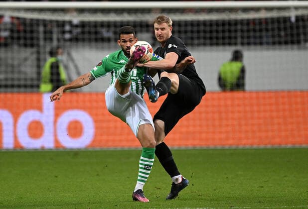 17 03 2022, xjhx, football UEFA Europa League, Eintracht Frankfurt Real Betis Sevilla emspor, v l William Jose Real Betis Sevilla Martin Hinteregger Eintracht Frankfurt zautz Zweikampf, action, battle for the ball DFL DFB REGULATIONS PROHIBIT ANY USE OF PHOTOGRAPHS AS IMAGE SEQUENCES AND OR QUASI VIDEO Frankfurt am Main