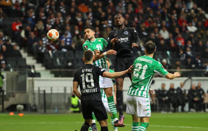 17 03 2022, Football UEFA Europa League, Eintracht Frankfurt Real Betis Sevilla, emonline, emspor, v l , Marc Bartra Real Betis Sevilla , Evan Ndicka Eintracht Frankfurt , header, header duel DFL DFB REGULATIONS PROHIBIT ANY USE OF PHOTOGRAPHS AS IMAGE SEQUENCES AND OR QUASI VIDEO xdcx Copyright: HMBxMedia