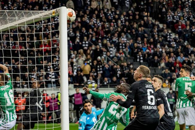 UEFA Europa League, Eintracht Frankfurt vs Real Betis Sevilla, Frankfurt, Deutsche Bank Park, 17 3 2022 Youssouf Sabaly Real Betis Sevilla 23 Kristijan Jakic Eintracht Frankfurt 6 see the ball just hit the aluminum, Eintracht Frankfurt vs Real Betis Sevilla, Frankfurt, Deutsche Bank Park, 17 3 2022 Copyright: xBEAUTIFULxSPORTS Gawlikx