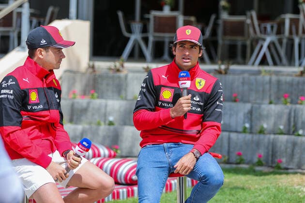 FORMULA 1 GULF AIR BAHRAIN GRAND PRIX 2022, 17 03 2022 Bahrain International Circuit, Sakhir, Bahrain on 17 March 2022 Charles Leclerc 16 (MON), Scuderia Ferrari F1-75 media interview and Carlos Sainz 55 (SPA), Scuderia Ferrari F1-75 during the FORMULA 1 GULF AIR BAHRAIN GRAND PRIX 2022, Phil Duncan Editorial Use Only Copyright: xPhilxDuncanx ESM-0401-0054