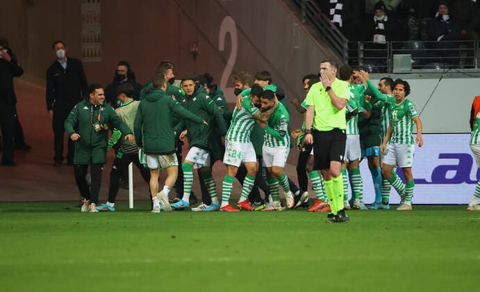 17 03 2022, Football UEFA Europa League, Eintracht Frankfurt Real Betis Sevilla, emonline, emspor, v l , Goal celebration to 0 1 by Borja Iglesias Real Betis Sevilla , Goal celebration, celebrate the goal DFL DFB REGULATIONS PROHIBIT ANY USE OF PHOTOGRAPHS AS IMAGE SEQUENCES AND OR QUASI VIDEO xdcx Copyright: HMBxMedia