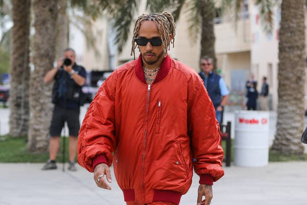 FORMULA 1 GULF AIR BAHRAIN GRAND PRIX 2022, 17 03 2022 Bahrain International Circuit, Sakhir, Bahrain on 17 March 2022 Lewis Hamilton 44 (GBR), Mercedes AMG Petronas W13 arrives at the track during the FORMULA 1 GULF AIR BAHRAIN GRAND PRIX 2022, Phil Duncan Editorial Use Only Copyright: xPhilxDuncanx ESM-0401-0062
