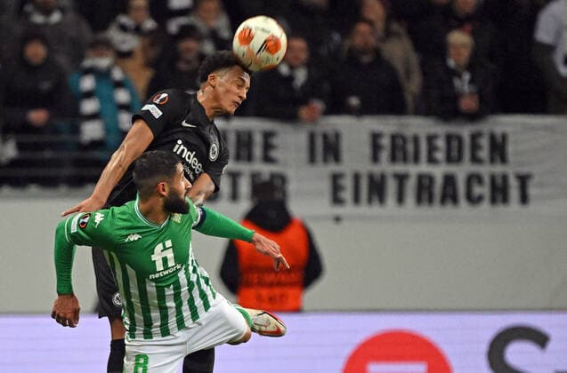 17 03 2022, xjhx, football UEFA Europa League, Eintracht Frankfurt Real Betis Sevilla emspor, v l Ansgar Knauff Eintracht Frankfurt Nabil Fekir Real Betis Sevilla header duel header duel DFL DFB REGULATIONS PROHIBIT ANY USE OF PHOTOGRAPHS AS IMAGE SEQUENCES AND OR QUASI VIDEO Frankfurt am Main