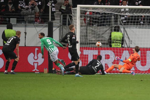 Europa League Round of 16 Eintracht Frankfurt Real Betis Sevilla on 17 03 2022 at Deutsche Bank Park in Frankfurt Borja Iglesias Betis scores against goalkeeper Kevin Trapp Frankfurt the goal to 0 to 1, Martin Hinteregger Frankfurt , Kristijan Jakic Frankfurt and Evan Ndicka Frankfurt can only look on UR